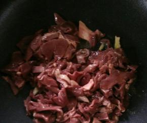 倒入猪心，快速翻炒均匀。