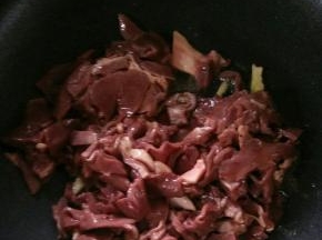 倒入猪心，快速翻炒均匀。