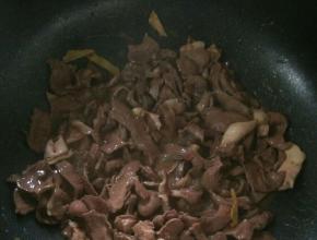 一直炒到猪心变色后盛出。