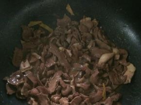 一直炒到猪心变色后盛出。