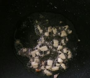 锅重新放油下蒜蓉，爆香。