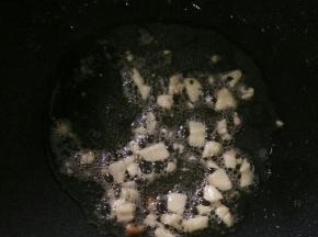 锅重新放油下蒜蓉，爆香。