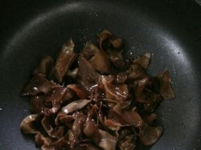 倒入木耳，翻炒片刻。