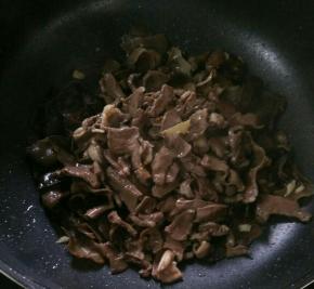 接着倒入猪心。