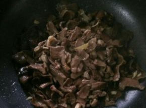 接着倒入猪心。