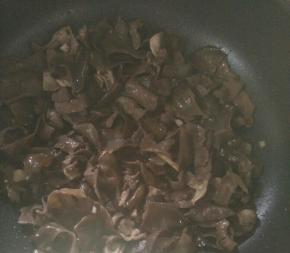 加入一点点盐，翻炒均匀即可出锅。