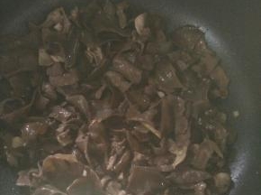 加入一点点盐，翻炒均匀即可出锅。