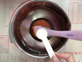 枧水加入糖浆中，混合均匀