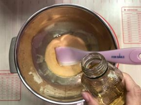 再把花生油加到糖浆之中，继续混合至看不见花生油浮在糖浆上面