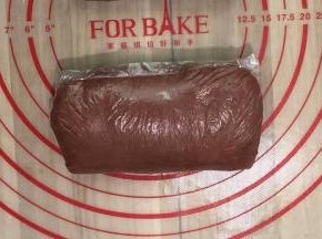 用保鲜袋装好送进冰箱醒面2—3小时
