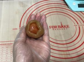 醒面的过程可以准备馅料的部分把莲蓉和蛋黄一起称出43克莲蓉压成片把蛋黄包起