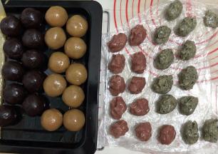 把馅都包好用保鲜膜盖住备用醒好的月饼皮也称出备用