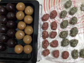 把馅都包好用保鲜膜盖住备用醒好的月饼皮也称出备用