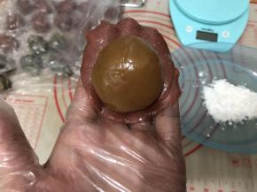 月饼皮压扁把馅放在饼皮上