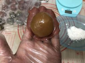 月饼皮压扁把馅放在饼皮上