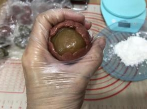 用虎口把饼皮收好，收圆