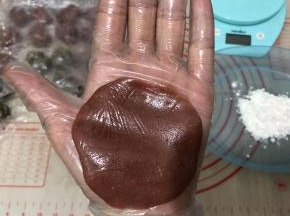 把饼皮按压开