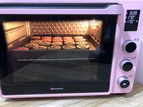 送进预热好的烤箱上下火170度烤20分钟