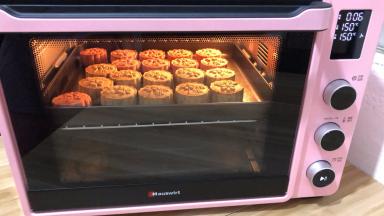 烤到看着要上色了，就把温度降低到上下火150度，这样才不会给上色了，
那饼皮颜色就不好看了