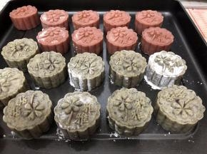轻轻松松按压出来的花纹非常的清晰漂亮，
如果饼皮够油润的话就可以直接送进预热好的烤箱，
送进烤箱前饼皮如有点干的话那就要用喷壶喷上少许水，
这个方子做出来的都不用喷水的