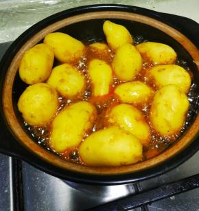 中间用小勺子翻动2到3次，避免糊底。