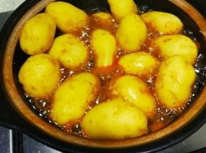 中间用小勺子翻动2到3次，避免糊底。