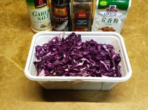 紫甘蓝洗净切细丝