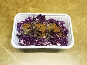 将所有配料放入切好的紫甘蓝丝里搅拌均匀