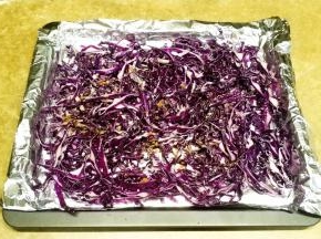 拌好的紫甘蓝平铺入烤盘上