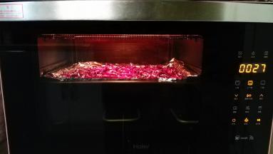 烤箱预热，放入紫甘蓝180度30分钟