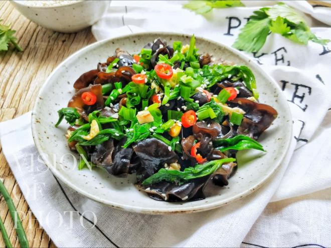 芹菜叶醋拌木耳