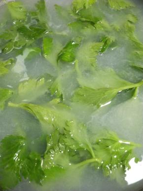 用淘米水浸泡一会。