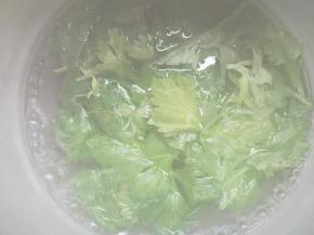 锅中水烧开，放少许盐，放芹菜叶。