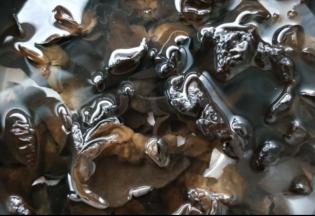 泡开木耳，洗净，摘去根部。