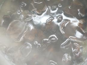 倒入开水中焯烫三分钟左右，捞出沥干，稍凉后撕成小朵。