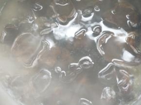 倒入开水中焯烫三分钟左右，捞出沥干，稍凉后撕成小朵。