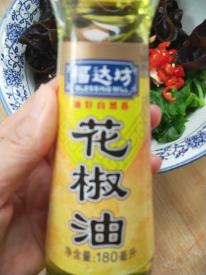 把芹菜叶和小朵木耳都装大碗中，加蒜末，生抽，米醋，小米辣，花椒油，香油，撒白芝麻。
～用量根据给人看口味来