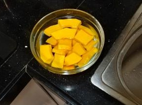 南瓜切片，倒入浸泡过南瓜面的水量