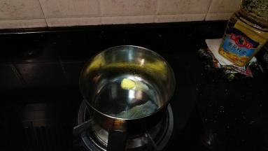 锅里放入牛油