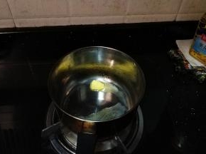 锅里放入牛油