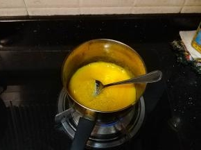 倒入南瓜泥，加放蒜盐拌匀，太绸可加点煮南瓜的水进去