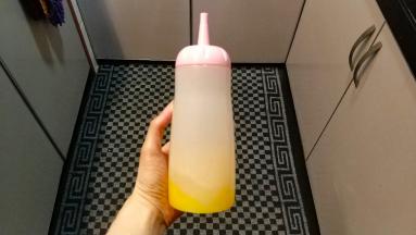 南瓜汁煮好后倒一点入挤瓶里