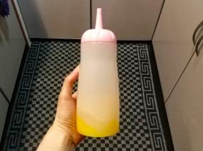 南瓜汁煮好后倒一点入挤瓶里