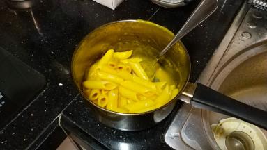 将意粉或通粉倒入南瓜汁里拌匀