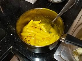 将意粉或通粉倒入南瓜汁里拌匀