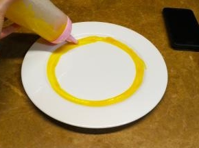 装饰：白色平底碟子一只，围一圈挤出南瓜汁