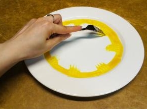 如图，用叉子划出纹饰