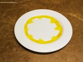 碟子装饰完成，摆上拌好南瓜汁的意粉或通粉上碟即可