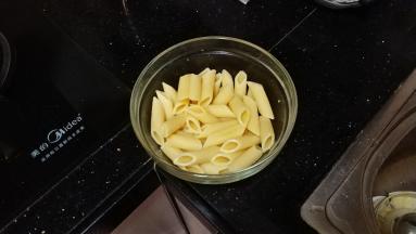 煮好捞出放在有黄油的碗里拌匀备用