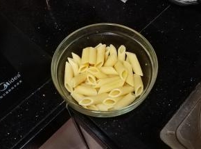 煮好捞出放在有黄油的碗里拌匀备用